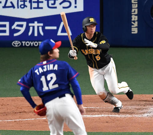 7回表阪神無死一塁、近本は左前打を放つ。投手田島（撮影・前岡正明）