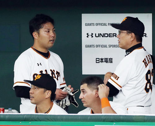 3回裏、ベンチで原監督（右）から声を掛けられる今村（撮影・河野匠）
