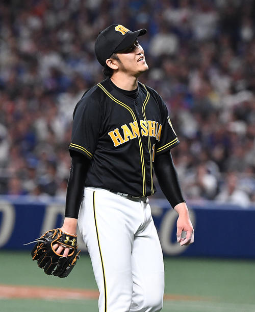 5回、同点に追いつかれ渋い表情を浮かべる岩貞（撮影・奥田泰也）