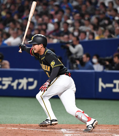 4回表阪神2死一塁、木浪は右前安打を放つ（撮影・奥田泰也）