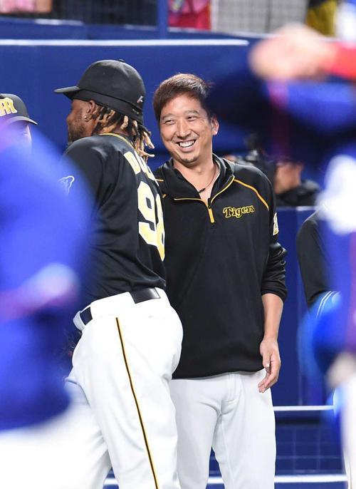 中日対阪神　今季初勝利を挙げ、笑顔でドリス（左）を迎える藤川（撮影・森本幸一）