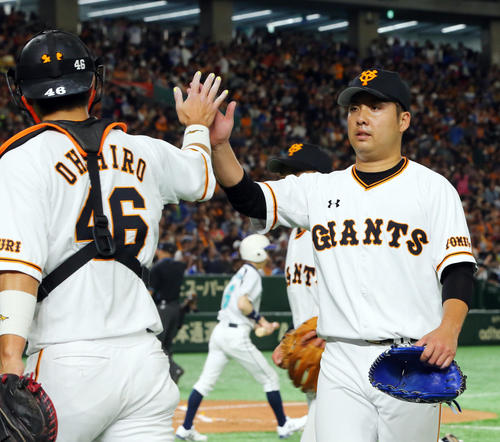 巨人対DeNA　4回を無失点に抑えた巨人今村（右）は大城とタッチを交わす（撮影・垰建太）