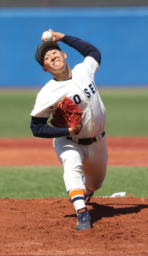 慶大対法大　先発し力投する法大・鈴木（撮影・大野祥一）