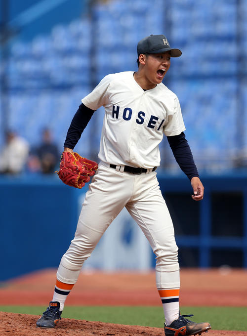 慶大対法大　3回表慶大2死二塁、3番中村を三振に仕留め、吠える法大・鈴木（撮影・大野祥一）