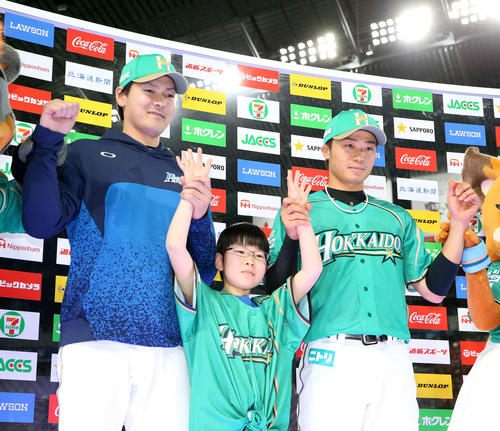 日本ハム対ソフトバンク　子どもと一緒に記念撮影する日本ハム有原と中島（右）（撮影・佐藤翔太）