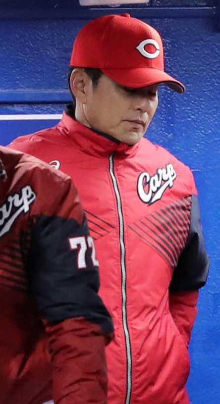 ヤクルト対広島　敗戦しベンチで下を向く広島緒方監督（撮影・鈴木正人）