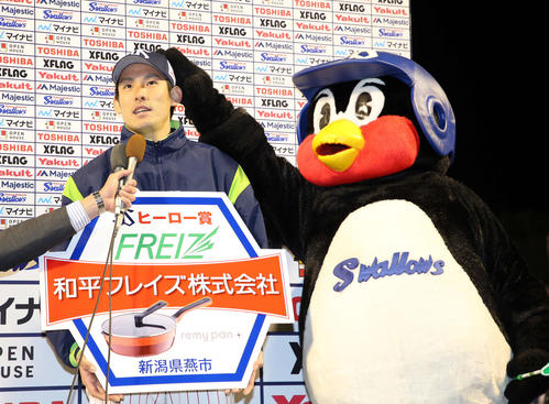 ヤクルト対広島　ヒーローインタビューでつば九郎に頭を撫でられるヤクルト高梨（撮影・鈴木正人）