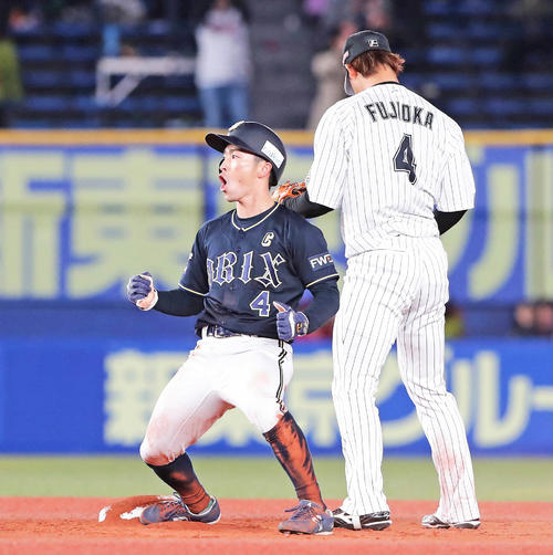 オリックス福田周平（左）（2019年4月9日撮影）