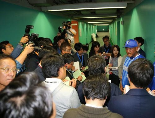 巨人対DeNA　巨人に敗れ10連敗となったDeNAラミレス監督（右中央）は試合後多くの記者に囲まれる（撮影・河野匠）