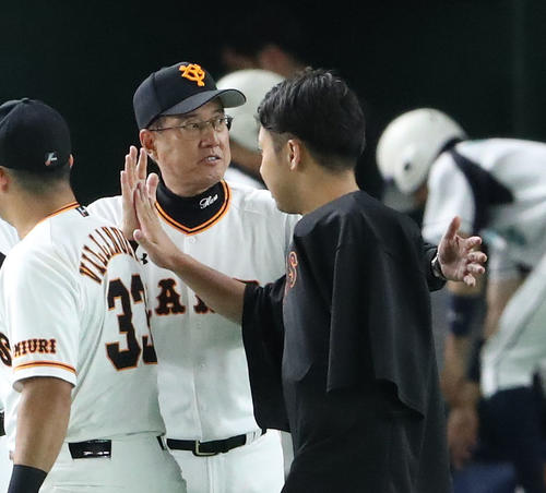 巨人対DeNA　DeNAに勝利し、今村とタッチを交わす巨人原監督（撮影・林敏行）