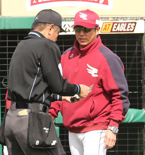 楽天対ロッテ　選手交代を告げる楽天平石監督（撮影・野上伸悟）