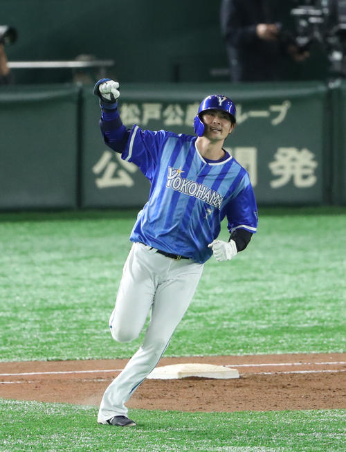 巨人対DeNA　8回表DeNA2死一塁、石川は勝ち越しの右越え2点本塁打を放ち、一塁を回ってガッツポーズ（撮影・林敏行）
