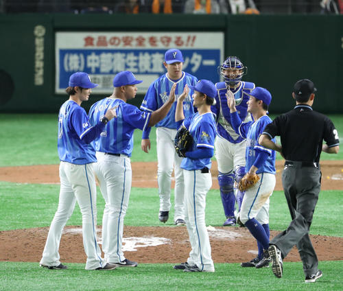 巨人対DeNA　巨人に勝利して連敗をストップし、喜び合う石川（左端）らDeNAの選手たち（撮影・林敏行）