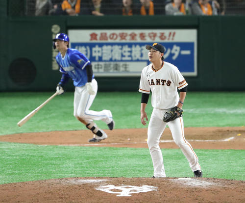 巨人対DeNA　8回表DeNA2死一塁、石川に勝ち越しの右越え2点本塁打を浴びた宮国（撮影・林敏行）