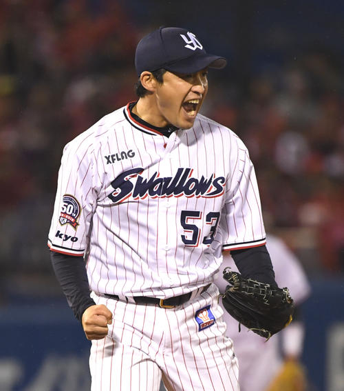 ヤクルト対広島　6回表を無失点に抑え雄たけびを上げるヤクルト五十嵐（撮影・横山健太）