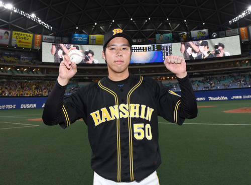 中日対阪神　中日相手に完封した青柳はボールを手に写真撮影をする（撮影・奥田泰也）