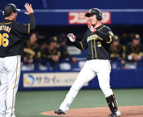 中日対阪神　2回表阪神無死、本塁打を放ち生還する大山（撮影・森本幸一）
