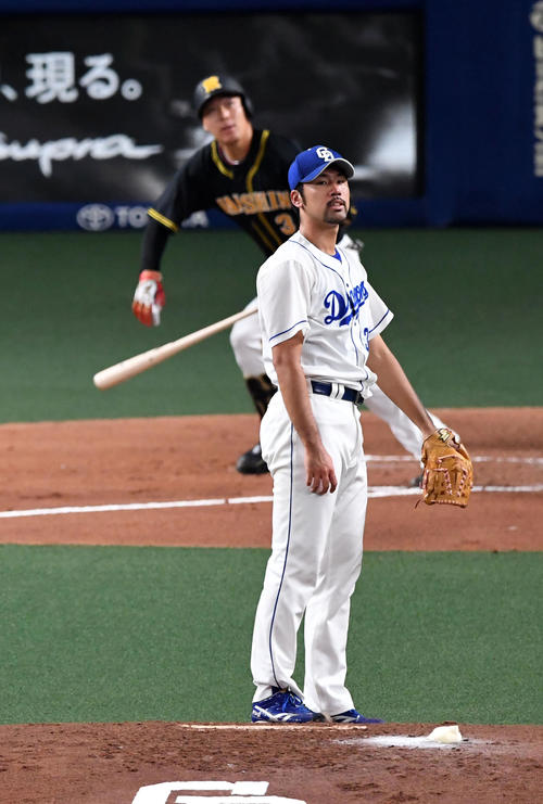 中日対阪神　2回表阪神無死、大山に左中間へ先制本塁打を打たれ打球の方向を見る阿知羅（撮影・前岡正明）