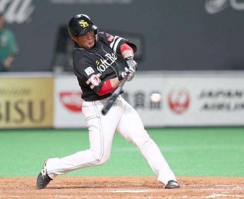 日本ハム対ソフトバンク　5回表ソフトバンク2死満塁、右前2点適時打を放つ甲斐（撮影・黒川智章）