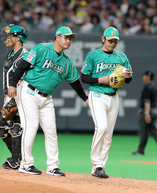 日本ハム対ソフトバンク　6回途中で降板する日本ハム加藤（撮影・佐藤翔太）