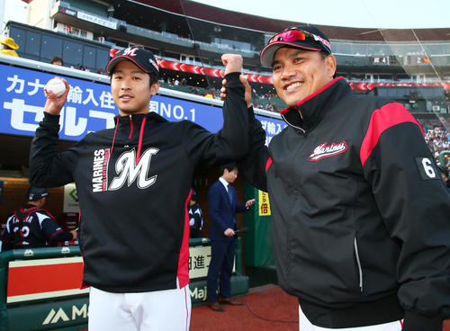 楽天対ロッテ　プロ初勝利のロッテ種市（左）は井口監督と笑顔を見せる（撮影・足立雅史）