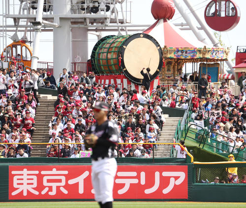 左中間後方に登場した秋田県北秋田市の綴子（つづれこ）大太鼓。1262年に八幡宮綴子神社で始まった伝統行事で、雨乞い、豊作を祈願。5月26日まで設置される（撮影・野上伸悟）