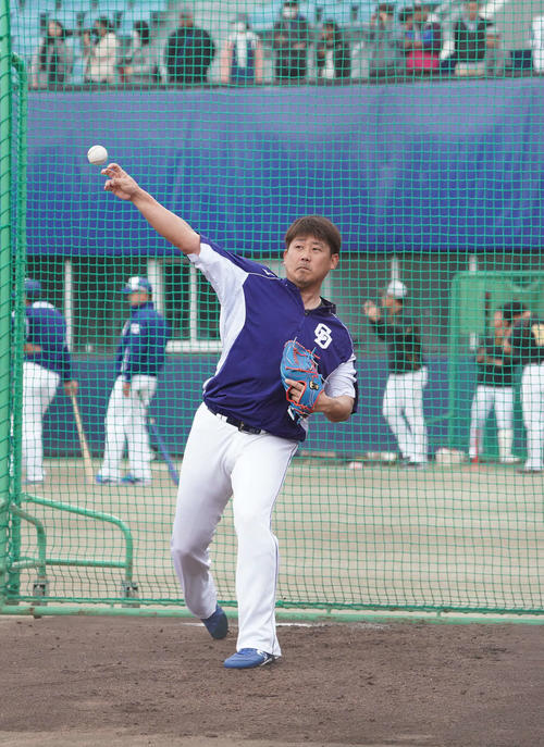 ウエスタンリーグ中日対阪神の試合前練習、マウンドの傾斜を利用し投球練習をする松坂大輔（撮影・森本幸一）