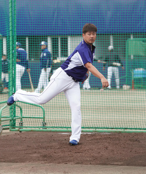 ウエスタンリーグ中日対阪神の試合前練習、マウンドの傾斜を利用し投球練習をする松坂大輔（撮影・森本幸一）