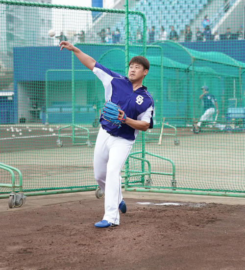 ウエスタンリーグ中日対阪神の試合前練習、マウンドの傾斜を利用し投球練習をする松坂大輔（撮影・森本幸一）
