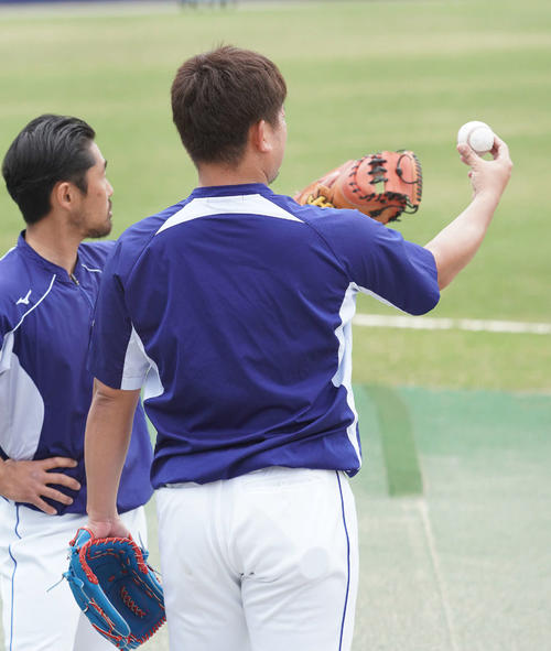 ウエスタンリーグ中日対阪神の試合前練習、傾斜を利用した投球練習後トレーナーとボールの回転を確かめる松坂大輔（撮影・森本幸一）