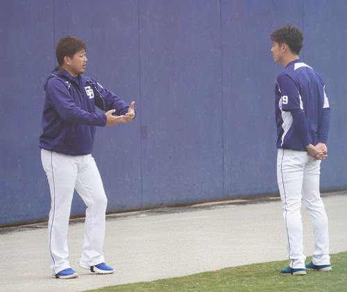 ウエスタンリーグ中日対阪神の試合前練習、鈴木翔太と話をする松坂大輔（撮影・森本幸一）