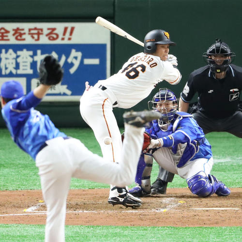 巨人対DeNA 5回裏巨人1死満塁、大城は押し出しの死球を浴びる(撮影・林敏行)