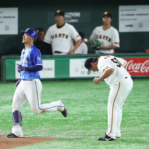 巨人対DeNA 7回表DeNA2死一、二塁、梶谷を一ゴロに仕留め、ガッツポーズする戸根(撮影・林敏行)