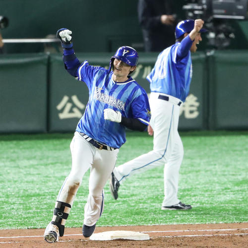 巨人対DeNA 8回表DeNA2死一塁、石川は勝ち越しの右越え2点本塁打を放ち、一塁を回ってガッツポーズ(撮影・林敏行)