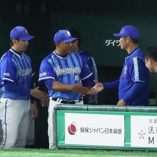 巨人対DeNA 巨人に勝利して連敗をストップし、ベンチで握手を交わすDeNAラミレス監督(左から2人目)(撮影・林敏行)