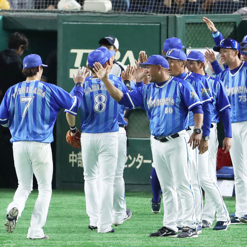 巨人対DeNA 巨人に勝利して連敗をストップし、決勝打の石川(左)を出迎えるDeNAラミレス監督(中央)(撮影・林敏行)