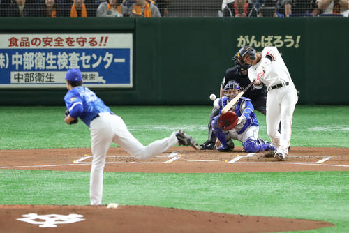巨人対DeNA 1回裏巨人無死、坂本勇は中前打を放つ(撮影・林敏行)