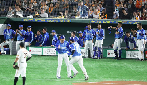 巨人対DeNA 8回表DeNA2死一塁、石川が勝ち越しの右越え2点本塁打を放ち、わくベンチの選手たち。左から2人目はラミレス監督(撮影・林敏行)9