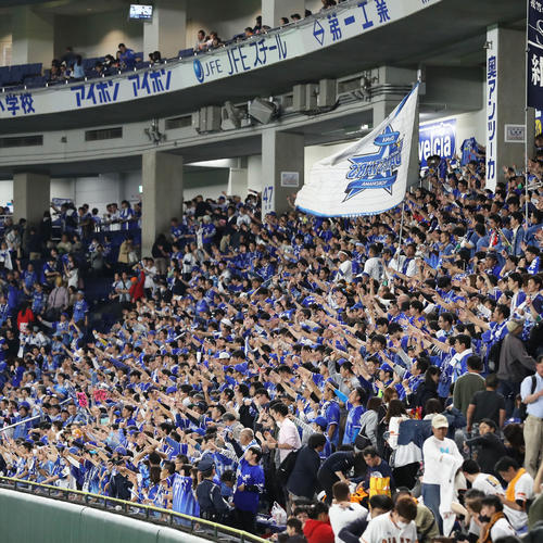 巨人対DeNA 巨人に勝利して連敗をストップし、喜ぶDeNAファン(撮影・林敏行)