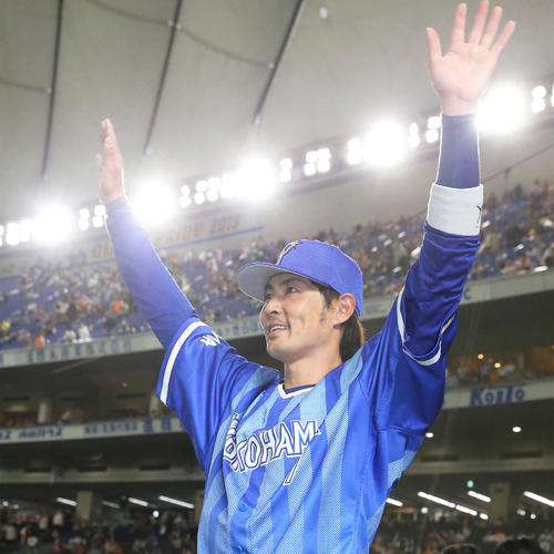 巨人対DeNA 試合後、左翼スタンドの声援に応える石川(撮影・河野匠)