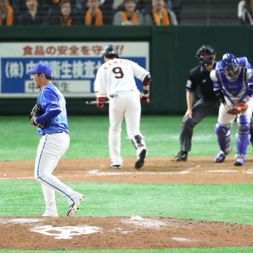 巨人対DeNA 9回裏巨人2死、亀井を三振に仕留め、吠える山崎(撮影・林敏行)