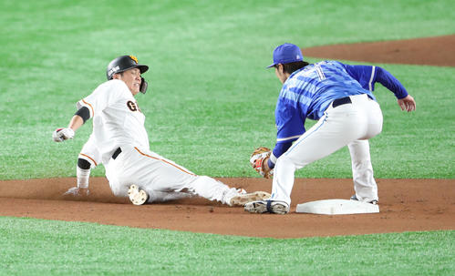 巨人対DeNA 1回裏巨人1死一塁、打者ビヤヌエバのとき、坂本勇は二盗失敗(撮影・林敏行)