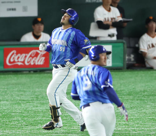 巨人対DeNA 2回表DeNA無死一、二塁、宮崎は左飛に倒れる(撮影・林敏行)