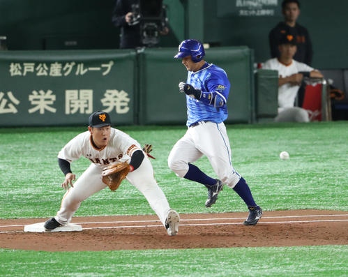 巨人対DeNA 2回表DeNA1死一、二塁、嶺井は併殺打に倒れる(撮影・林敏行)