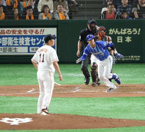 巨人対DeNA 3回表DeNA1死一、三塁、ソトは先制の内野安打を放つ(撮影・林敏行)