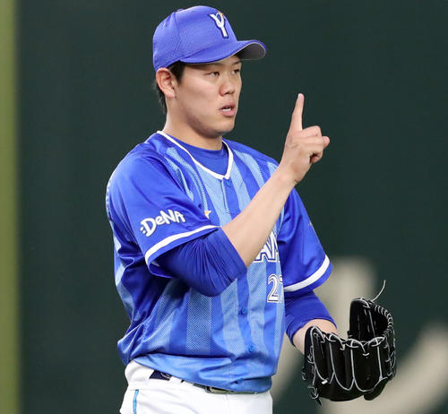 巨人対DeNA 4回裏巨人無死、坂本勇を三振に仕留め人さし指を立てる上茶谷(撮影・垰建太)