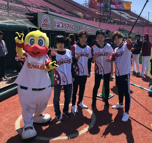 楽天の練習見学に訪れた「－閃華裂光－」。左は楽天のマスコットキャラクターのスイッチ