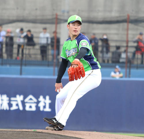 舌をペロリと出して投球する日本ハム吉田輝（撮影・田中彩友美）