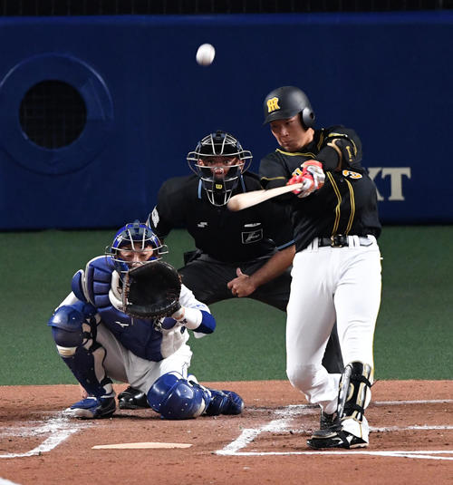 中日対阪神　2回表阪神無死、大山は左中間に先制本塁打を放つ（撮影・前岡正明）