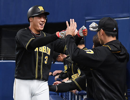 中日対阪神　2回表阪神無死、大山悠輔は左中間本塁打を放ちナインとタッチを交わす（撮影・奥田泰也）